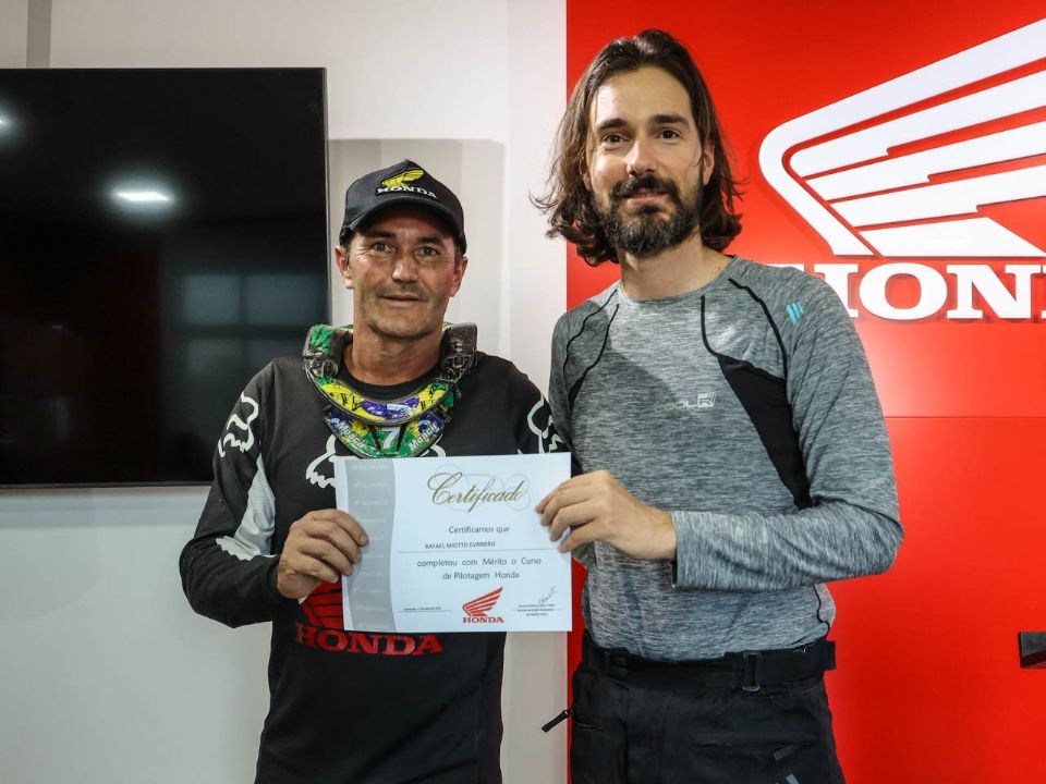 Rafael Miotto recebendo certificado de pilotagem da Honda